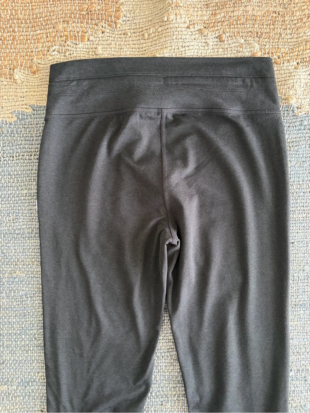 Vuori Performance Joggers/Leggings Mid-Rise Heathered Black - Picture 4 of 8